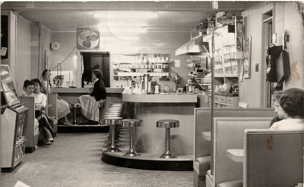 Al igual que las fondas, los diners suelen ser espacios pequeños, con pocas mesas, pero con una oferta que no escatima en sazón y ambiente. Wikimedia Commons.