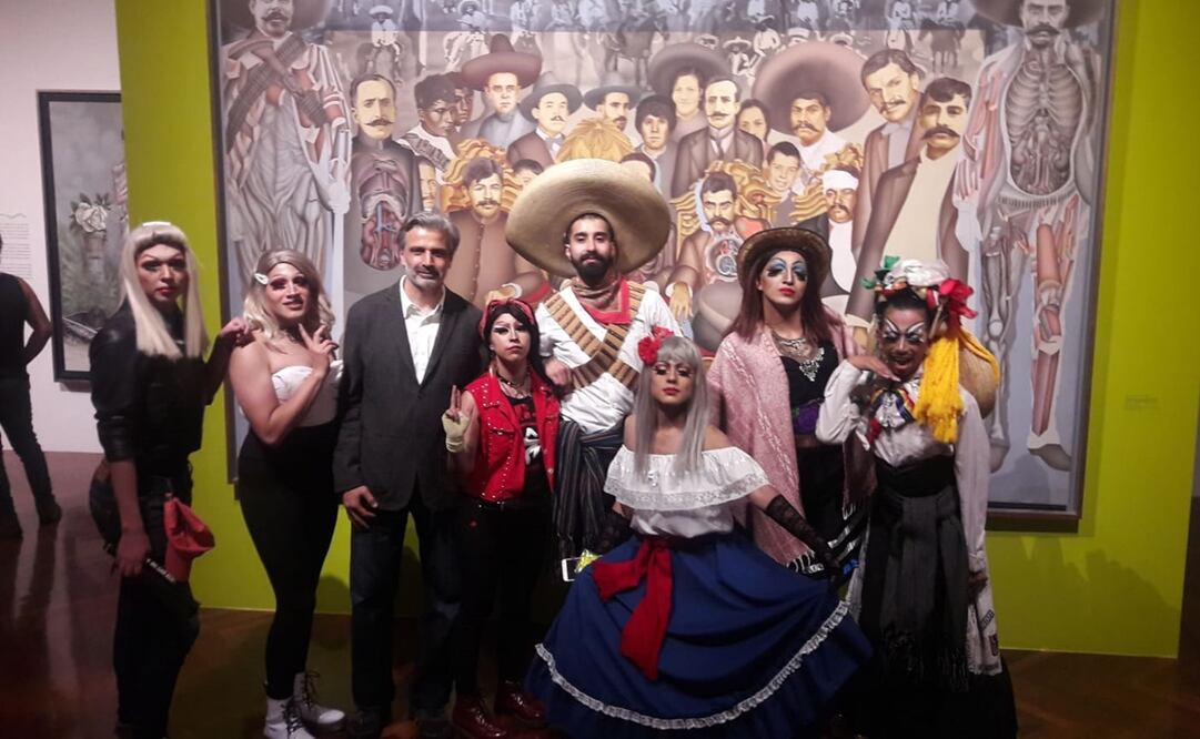 El colectivo "Dragas de la calle" posa junto a Miguel Fernández Félix, director del Museo de Bellas Artes. Foto: Alida Piñón/ EL UNIVERSAL