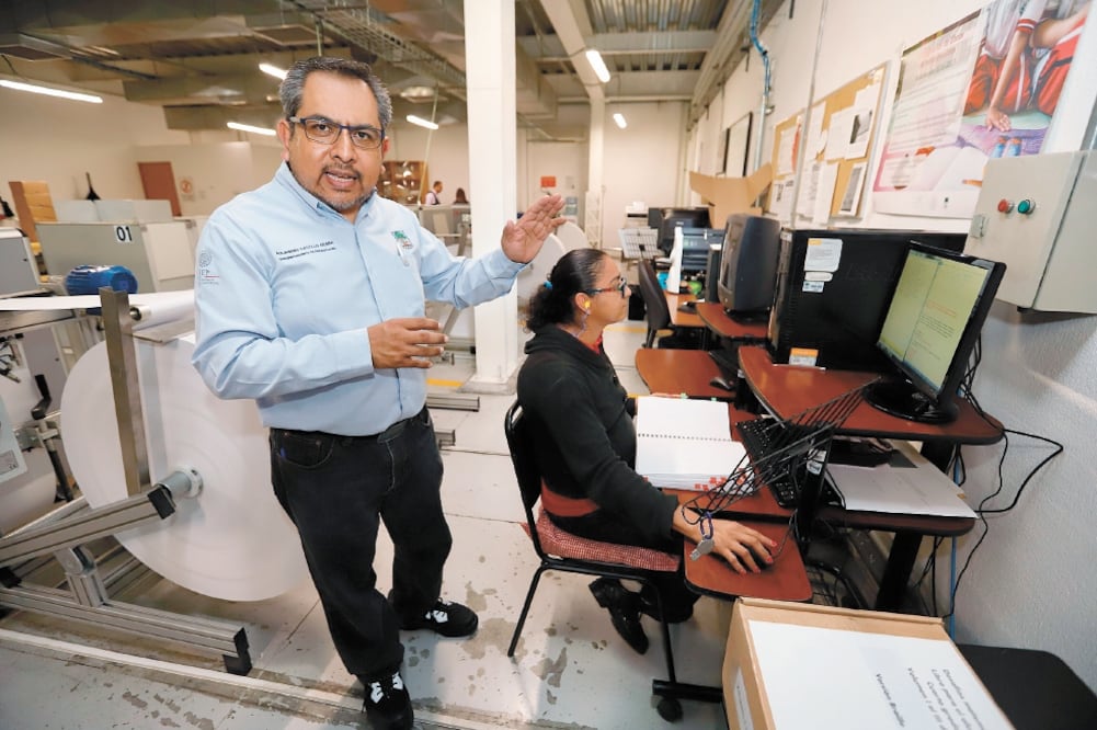 En la planta de producción de la Conaliteg, en Querétaro, Alejandro Castillo supervisa la producción de miles de libros en braille, los cuales serán enviados a primarias, secundarias y telesecundarias de todo el país. Fotos: BERENICE FREGOSO. EL UNIVERSAL