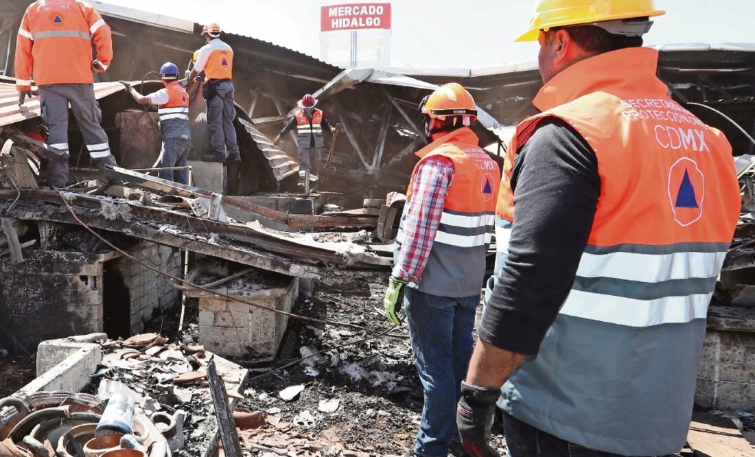 Labores. Protección Civil permitió el acceso controlado a los comerciantes para rescatar sus pertenencias. (BERENICE FREGOSO. EL UNIVERSAL)