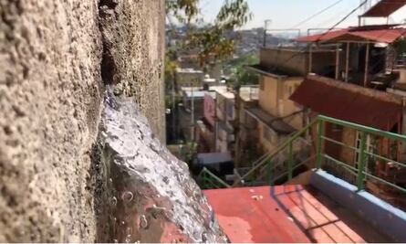 VIDEO: Miles de litros de agua desperdiciada por fuga en la GAM y autoridades no hacen caso, denuncian vecinos