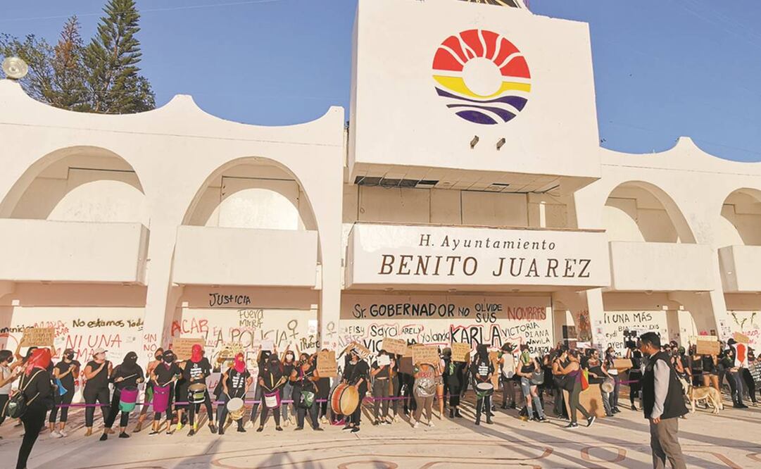 Integrantes de colectivos feministas se manifestaron ayer afuera del ayuntamiento Benito Juárez, en Cancún, donde exigieron justicia para Victoria. Foto: Adriana Varillas. EL UNIVERSAL