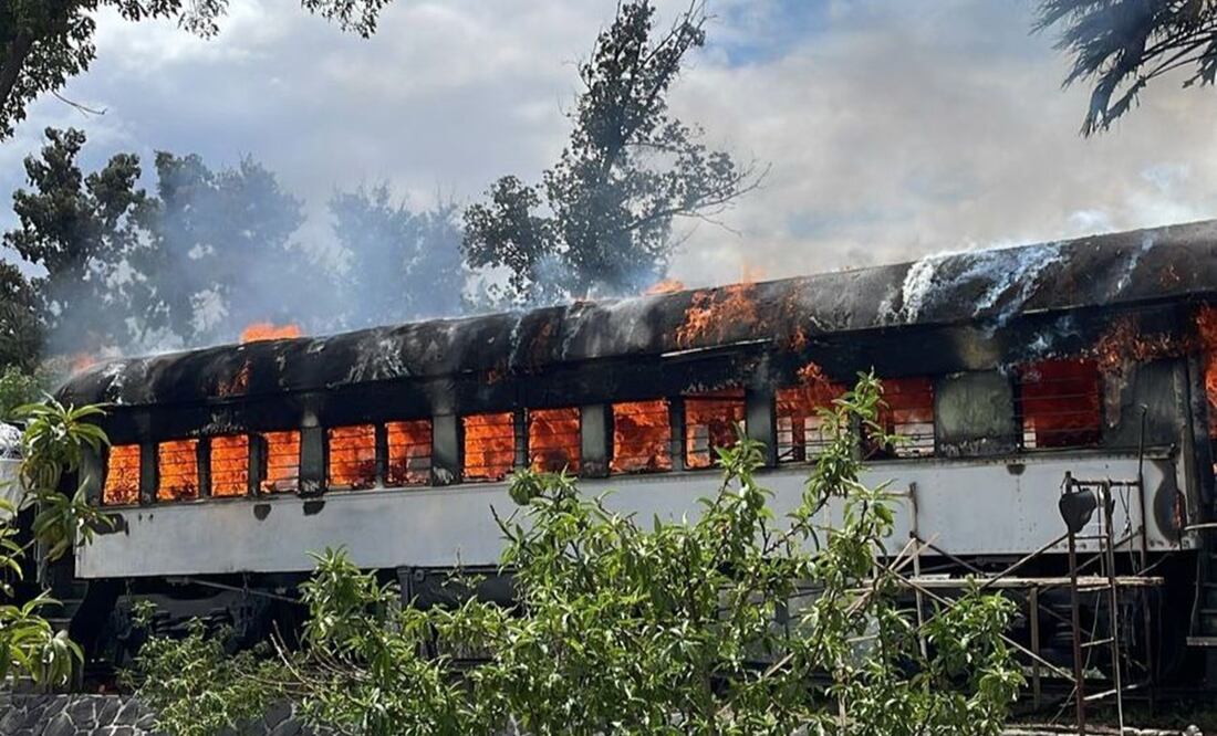 De acuerdo a las primeras versiones, el aparatoso incendio se inició dentro de un tren de exhibición en la colonia Santiago Tulyehualco. Foto: Especial