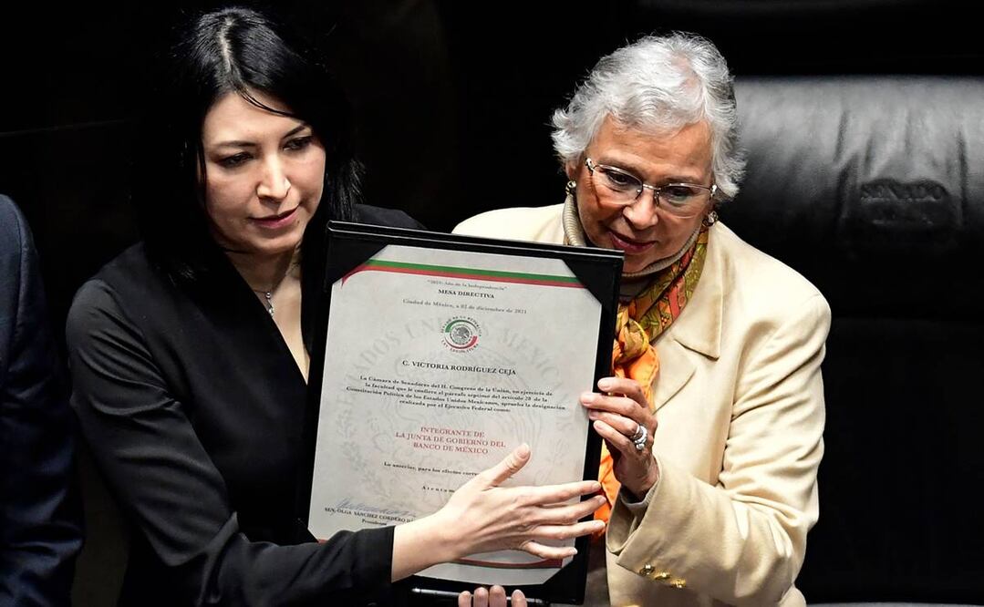 Olga Sánchez Cordero (derecha), presidenta del Senado, con Victoria Rodríguez. Foto: AFP