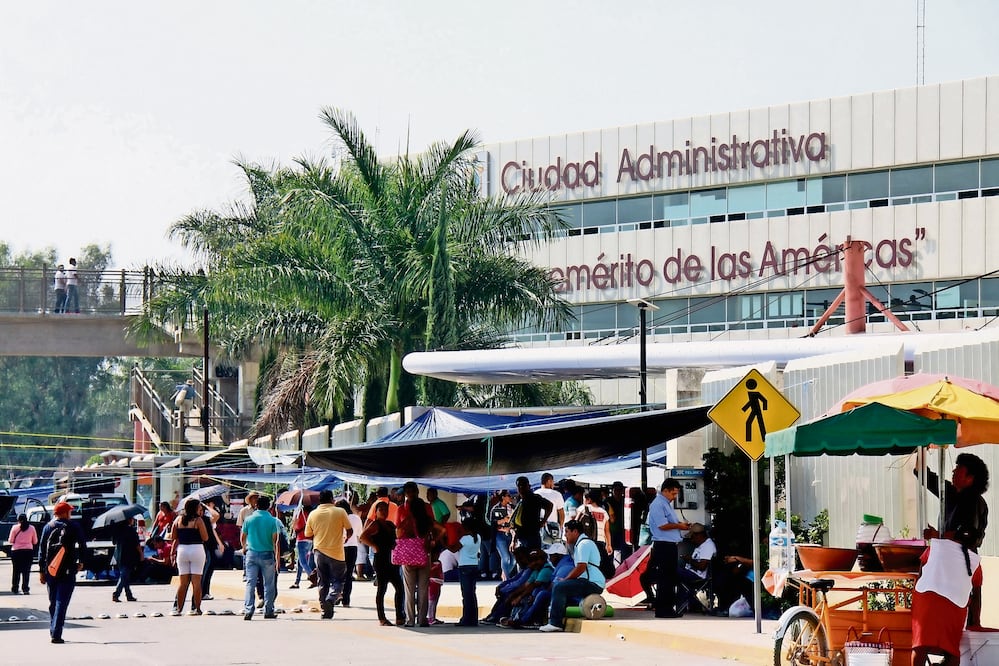 Integrantes de la Sección 22 de la CNTE tomaron ayer oficinas gubernamentales y la Casa Oficial, e hicieron un plantón en el zócalo de la ciudad de Oaxaca (JOSÉ LUIS JERÓNIMO. QUADRATÍN)