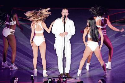  Maluma baila, canta y besa a una fan