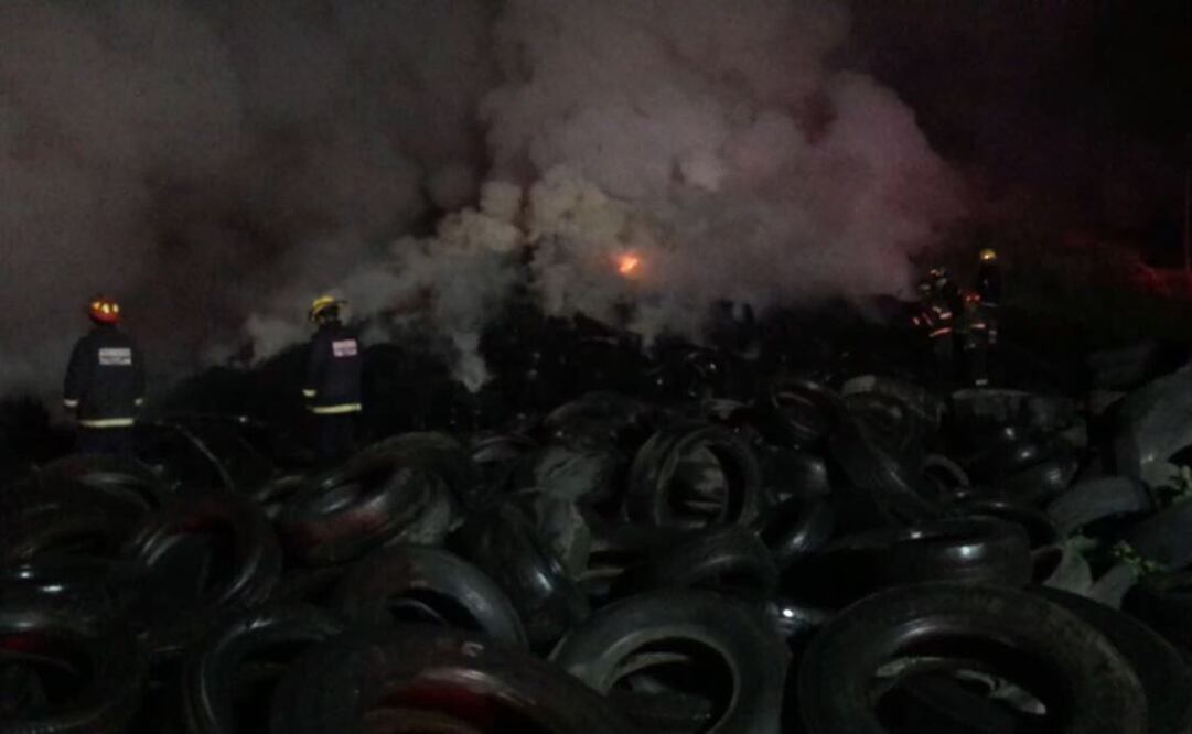 Controlan incendio en depósito de llantas en Tultitlán