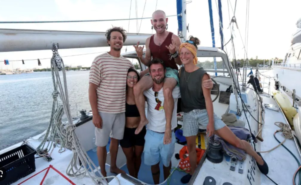 Tripulantes de uno de los veleros perdidos del convoy Nuestra América. Foto: @MagJorgeCastro.
