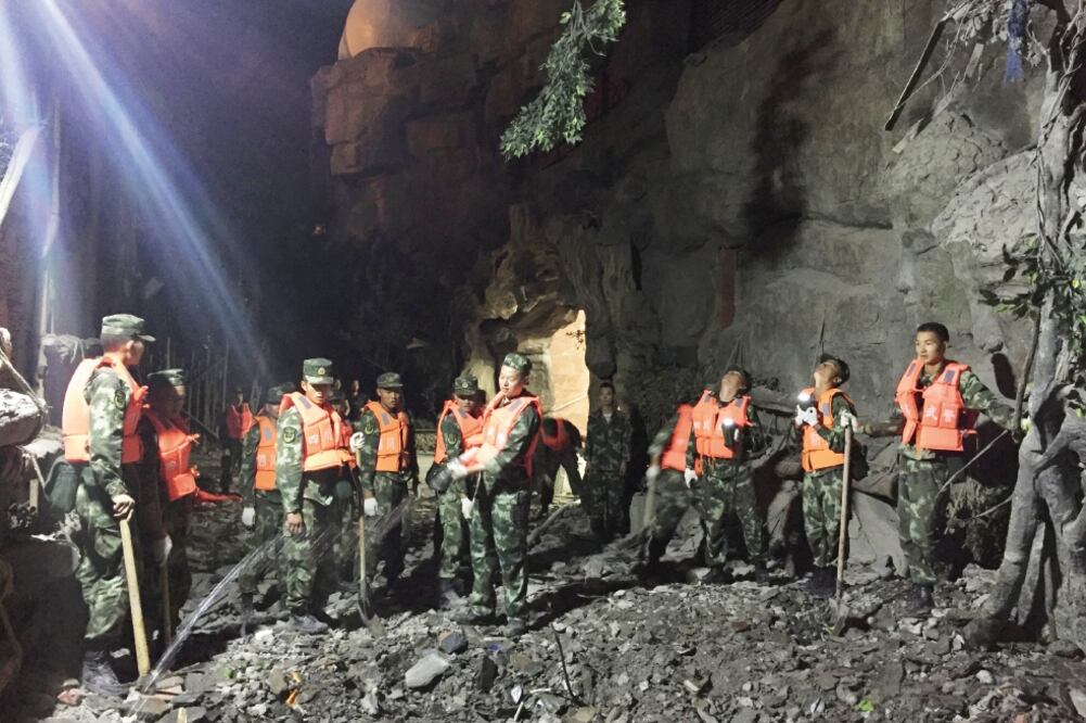 Sigue trabajo el contra reloj y en medio de una intensa ola de frío para encontrar sobrevivientes tras el terremoto que sacudió las provincias chinas de Gansu y Qinghai. Foto: AFP
