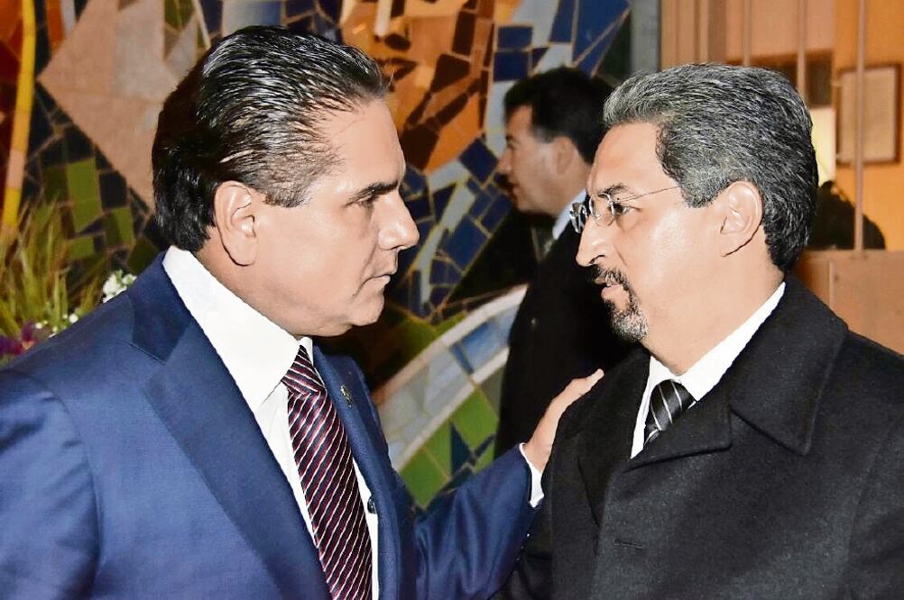 Medardo Serna (der.), rector de la UMSNH, le expuso a Silvano Aureoles (izq.) las dificultades financieras que ha tenido la institución durante el cierre de año (ARCHIVO. EL UNIVERSAL)