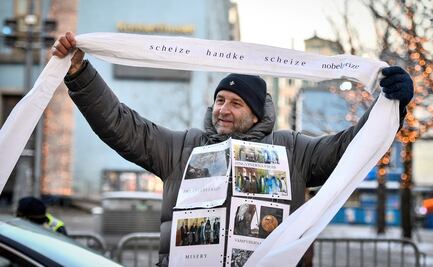 Una protesta recibe a Peter Handke antes de la ceremonia del Nobel