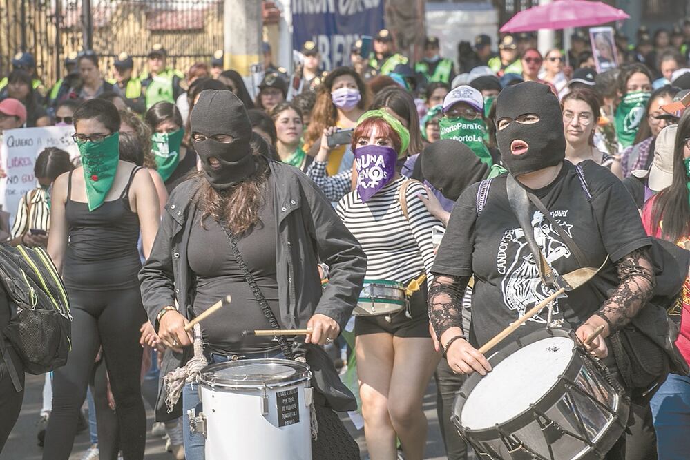 Aproximadamente 50 mujeres salieron de la alcaldía GAM para avanzar por San Juan de Aragón, Calzada de los Misterios, Río Consulado hasta llegar a la calle Francisco Tamagno, en donde se ubica el inmueble en donde vivía Ingrid. Foto: GERMÁN ESPINOSA