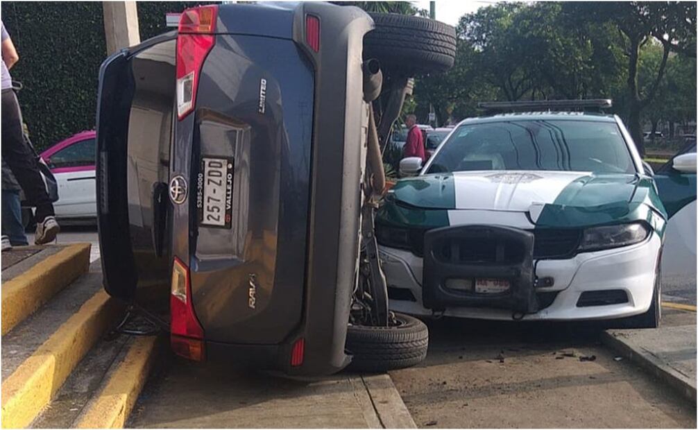 Patrulla de la policía capitalina chocó contra una camioneta. Foto: Especial
