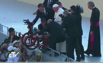 Video. Papa saluda a niño en silla de ruedas