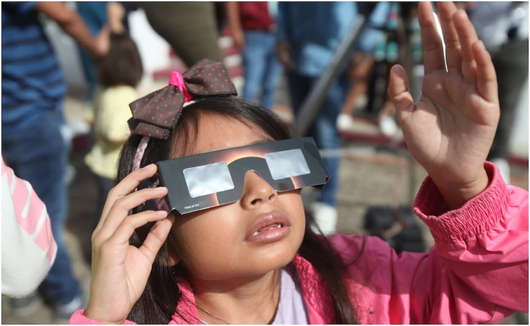 Niña observa el eclipse solar 2023. Foto: Edwin Hernández/ EL UNIVERSAL