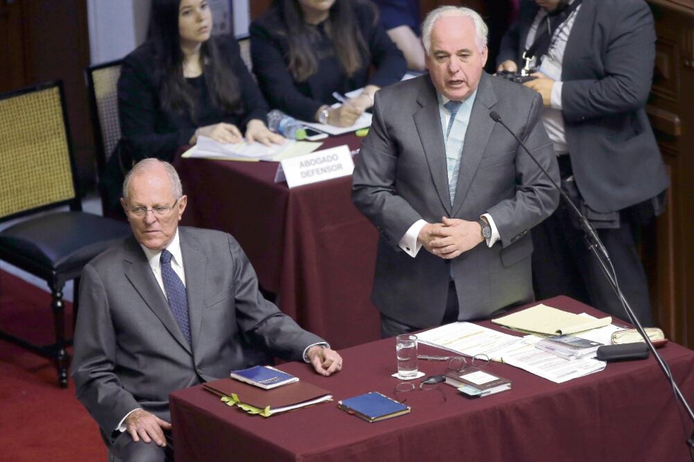 El presidente de Perú, Pedro Pablo Kuczynski (izq.), escuchaba mientras su abogado Alberto Borea hablaba el jueves en el Congreso en Lima. Foto: MARTÍN MEJÍA. AP