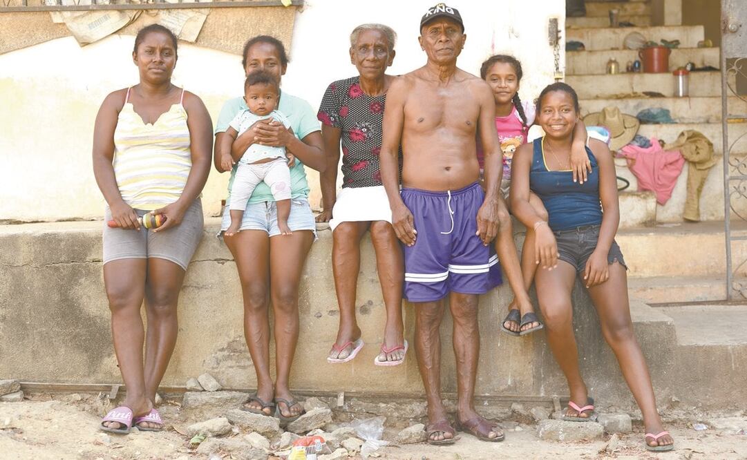 Reivindicar a los pueblos afromexicanos y mantener sus tradiciones en un ambiente de discriminación que les debe incluso un reconocimiento por sus aportes a la cultura mexicana, es la lucha para Aleida y Mijane. Fotos: Salvador Cisneros
