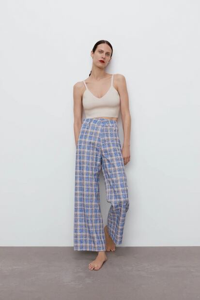 Los pantalones acampanados que debes tener esta temporada