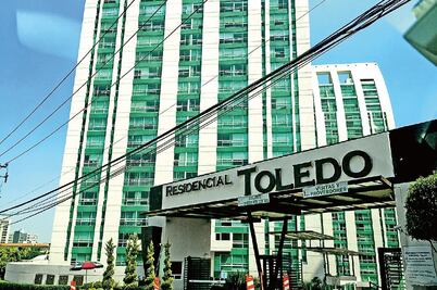 Viven en zona de lujo, pero sin agua