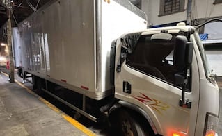 Autoridades capitalinas aseguran camión con mercancía de procedencia ilícita en la colonia Centro; el chofer es detenido