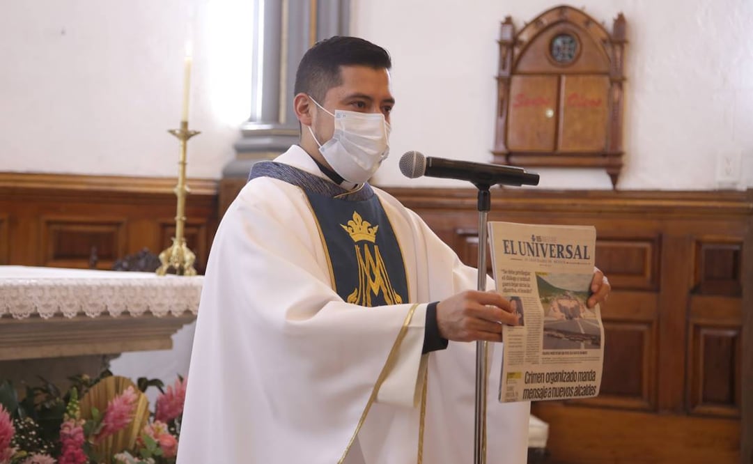 El padre Alberto Vázquez Andonaegui sostuvo la versión impresa de EL UNIVERSAL y agradeció por los 105 años de vida del rotativo. Foto: Carlos Mejía/ EL UNIVERSAL.