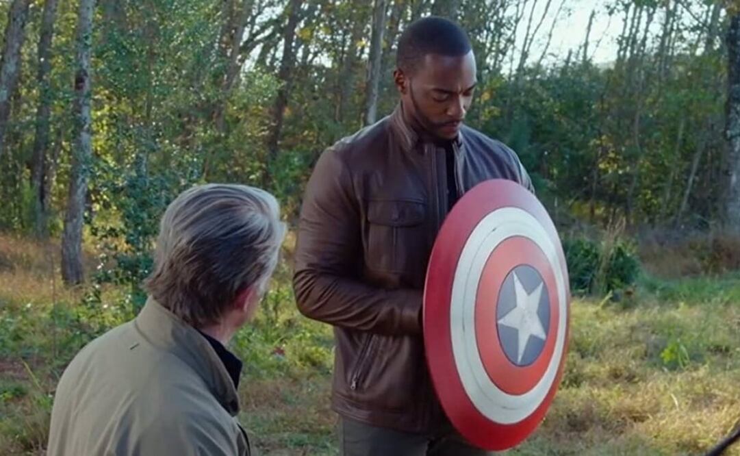 Anthony Mackie con el escudo del Súper Soldado. Foto: Europa Press