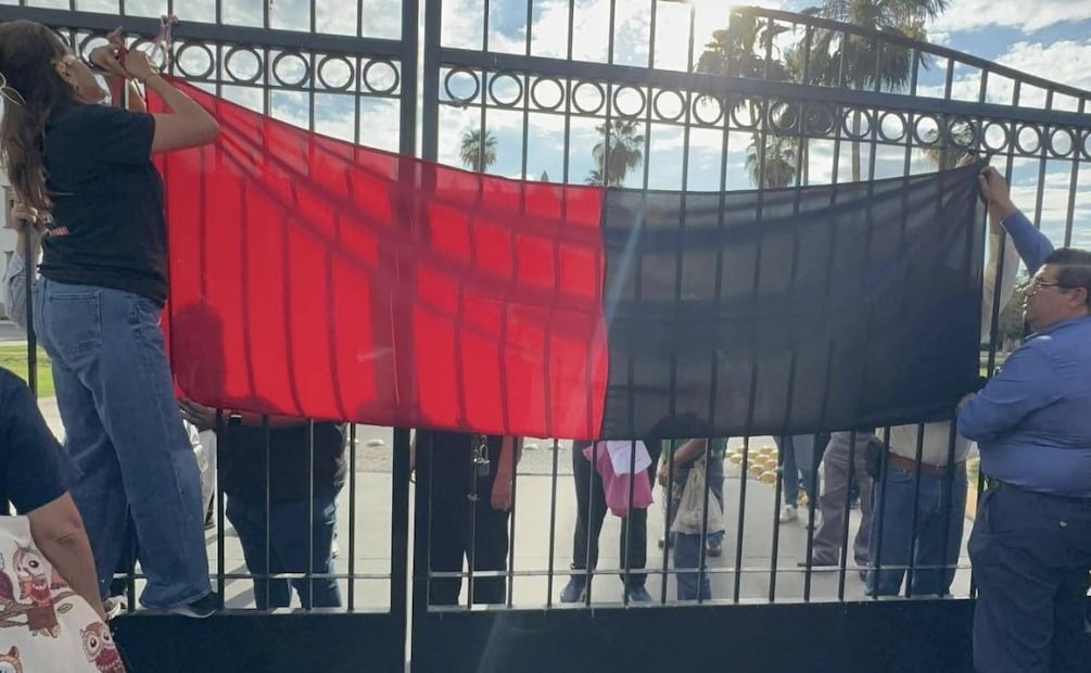 Fue en punto de las 17:00 horas cuando docentes sindicalizados colocaron las banderas rojinegras en los principales accesos. | Foto: Especial.