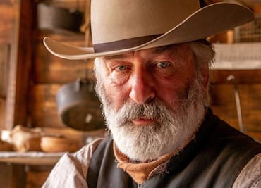 Alec Baldwin, un forajido en el primer tráiler de la controversial película "Rust"