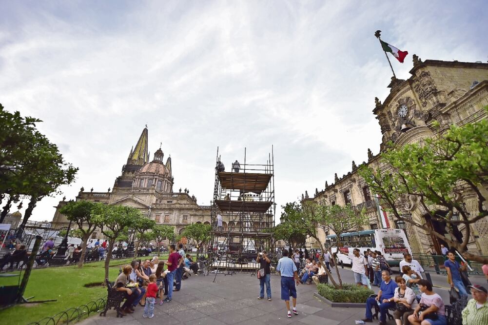 En Guadalajara, capital de Jalisco, las obras en el centro poco ayudan a levantar el ánimo. Además, escasean vededores de artículos alusivos al festejo (JORGE MENDOZA. EL UNIVERSAL)