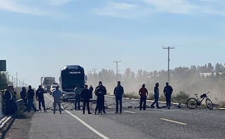 Trabajadores del Ayuntamiento de Comondú en BCS bloquean carretera transpeninsular; exigen pago de bono 