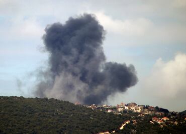 Israel lanza segunda oleada de ataques en Líbano; destruyen centros de mando de Hezbolá