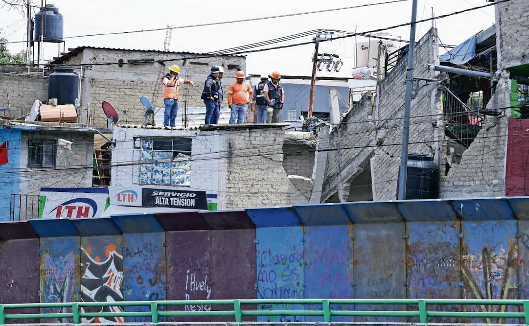 Elementos de Protección Civil permitieron ayer el ingreso de habitantes por objetos personales a los inmuebles afectados. Foto: FERNANDA ROJAS. EL UNIVERSAL