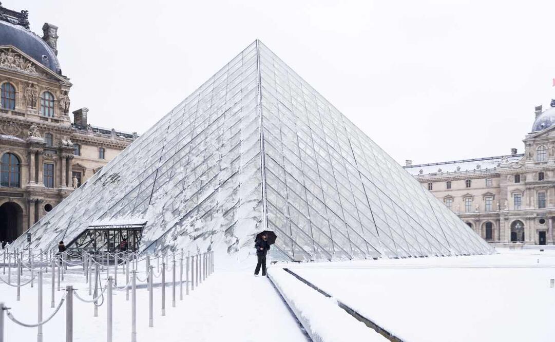 Personas caminan junto al Museo del Louvre cubierto de nieve en París, Francia, el 7 de enero de 2026. Météo-France ha emitido una alerta naranja para 32 departamentos, incluida la región parisina, donde se esperan hasta 7 centímetros de nieve. Se pronostica que el clima invernal continuará hasta la mañana del martes. Foto: EFE