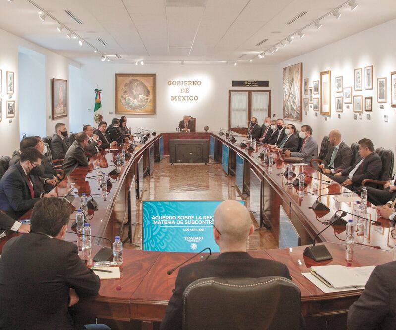 El Presidente se reunió con empresarios, líderes sindicales y secretarios de Estado para establecer el acuerdo. Foto: PRESIDENCIA