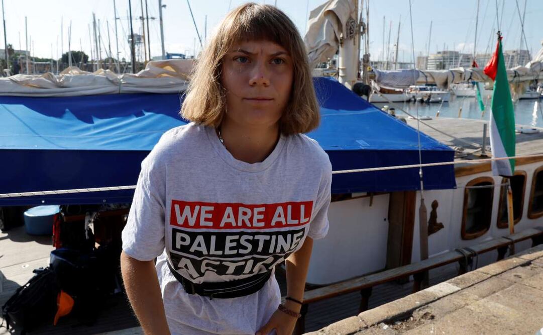 La activista clímatica y social sueca Greta Thunberg (c) llega a la rueda de prensa organizada pro la flotilla Global Sumud dentro de los actos organizados antes de la salida de la Flotilla Global Sumud este domingo desde Barcelona y con destino a Gaza, en una acción solidaria con el pueblo palestino en la que participan entidades de 44 países. Foto: EFE