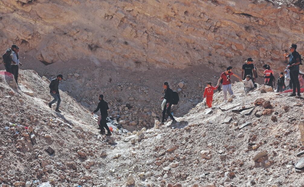 Refugiados sirios y libaneses huyen de los bombardeos de Israel en el sur del Líbano y los suburbios de Beirut, por el cruce fronterizo de Massna. Foto: de JOAO RELVAS. EFE
