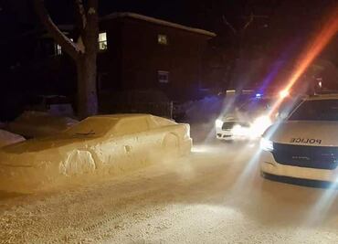 VIDEO TIKTOK, hombre hace un auto de nieve y confunde a la policía