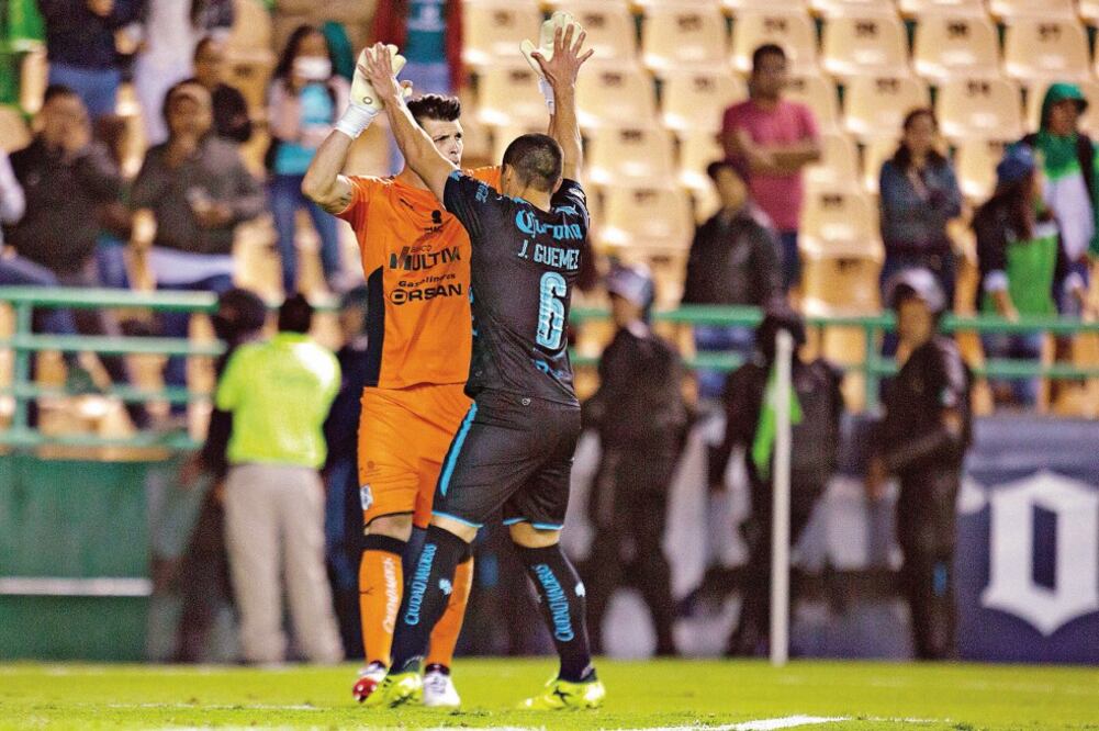 El portero queretano se vistió de héroe al marcar el penalti. (IMAGO7)