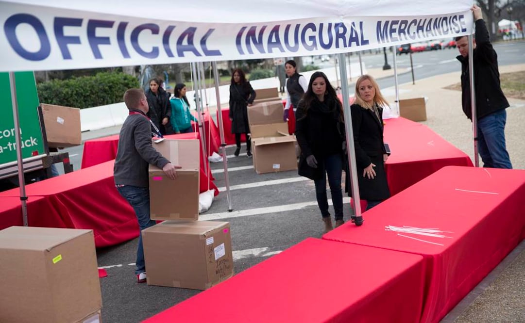 Vendedores preparan sus puestos de venta antes de la celebración evento "Make America Great Again!" (Hagamos a América grande de nuevo) en el Monumento Lincoln en Washington, Estados Unidos