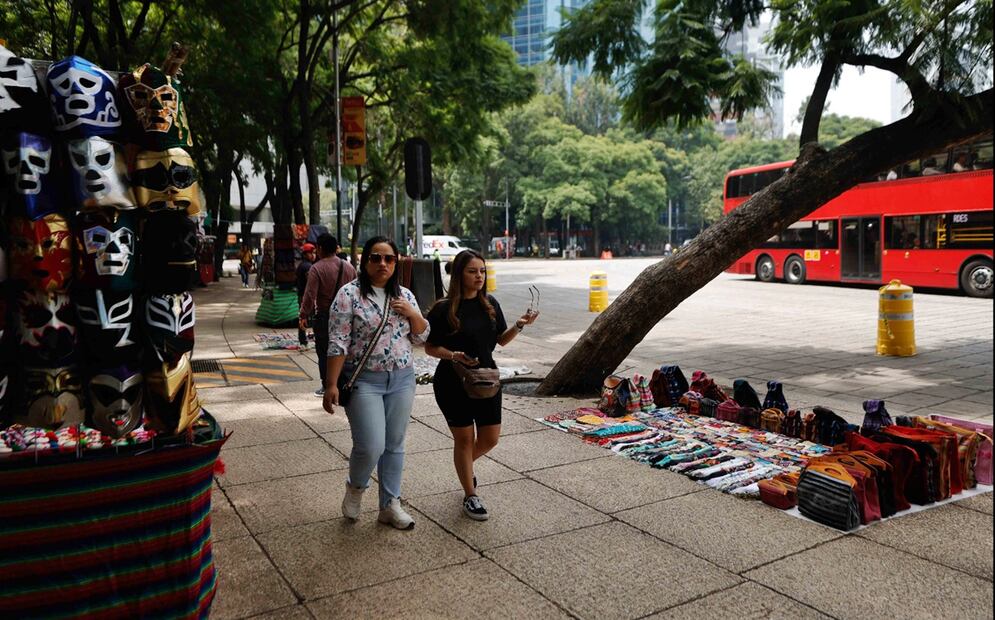 Vendedores ambulantes continúan con la venta de productos sobre avenida Paseo de la Reforma, en la Ciudad de México, el 8 de septiembre de 2025. Foto: Diego Simón Sánchez/EL UNIVERSAL