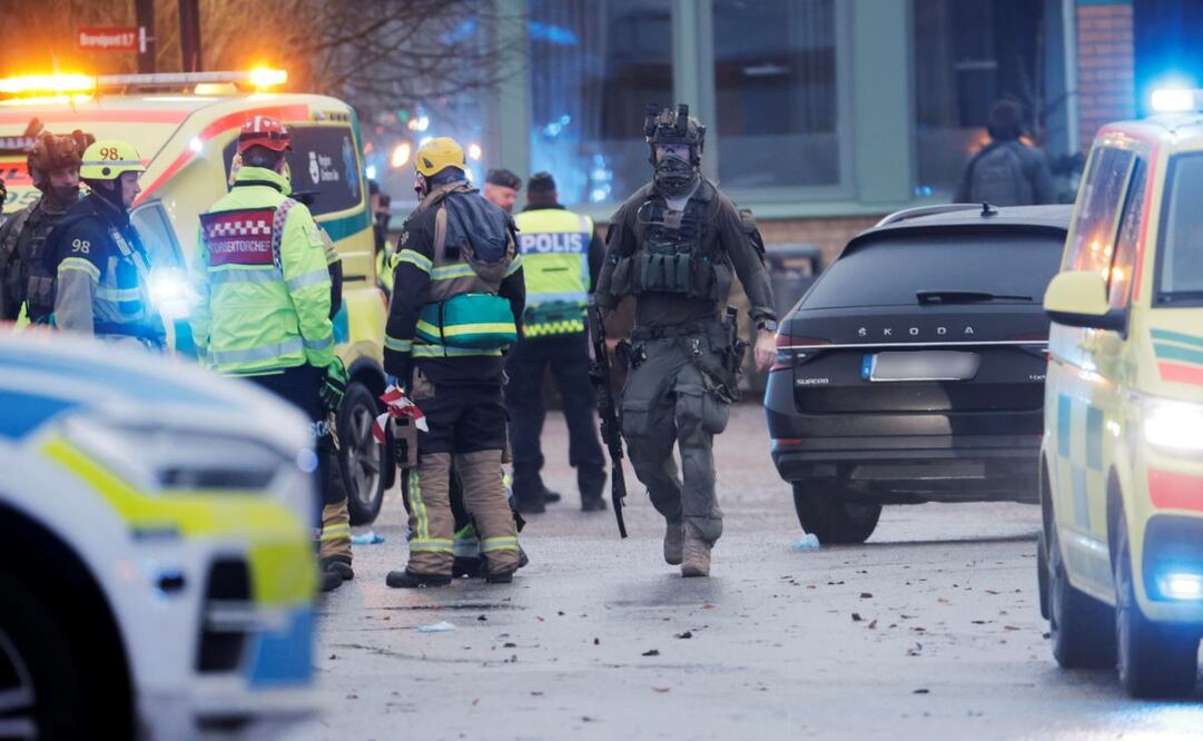 El personal de emergencia se reúne después de un tiroteo en la escuela Risbergska en Orebro, Suecia, el 4 de febrero de 2025. Según la policía, cinco personas recibieron disparos en la escuela. Foto: EFE