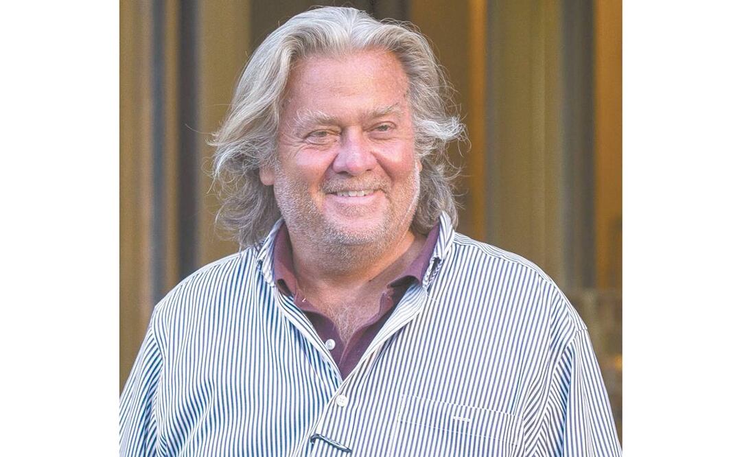 Steve Bannon, ayer al salir de la corte en NY. Foto: EDUARDO MUNOZ ALVAREZ. AP