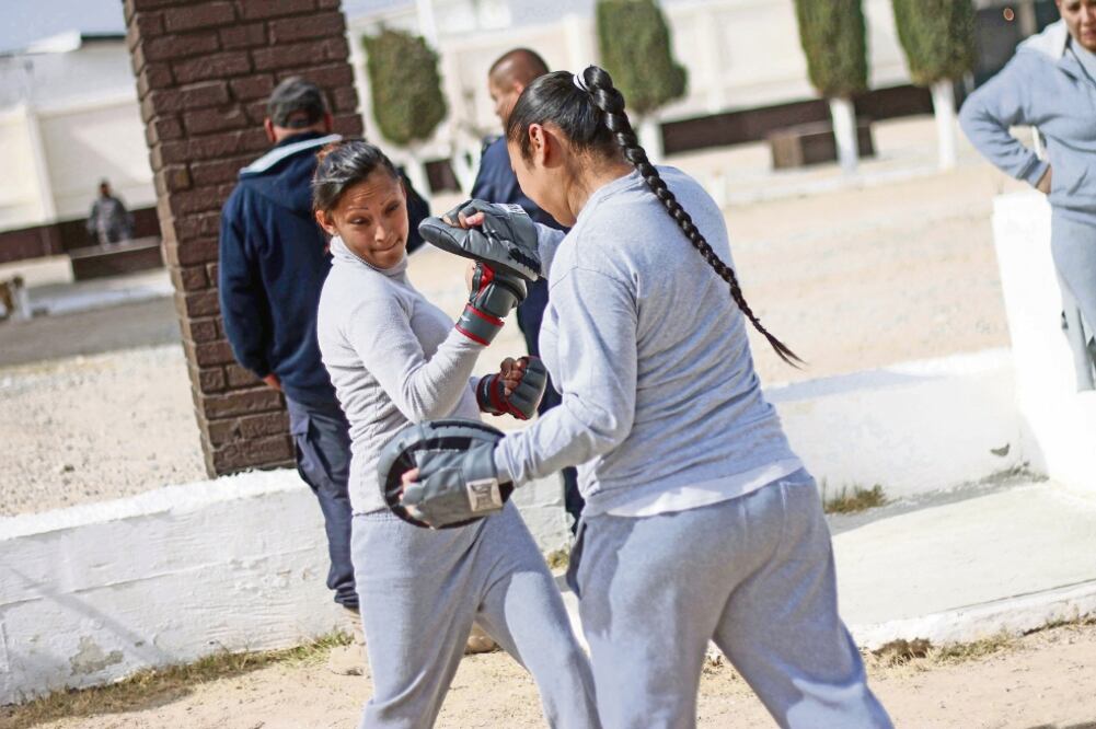 La pelea diaria. Las autoridades penitenciarias destacan que algunos internos en las prisiones del país utilizan el boxeo como un método para lograr su reinserción social. (ARCHIVO ELUNIVERSAL)