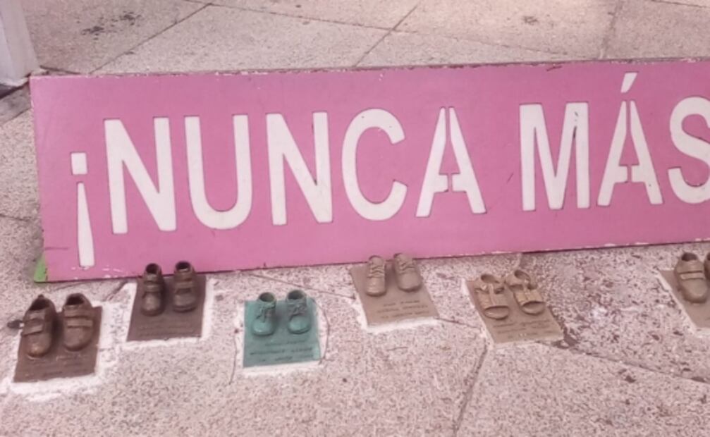 Roban 8 réplicas de zapatitos de bronce en Antimonumento de la Guardería ABC