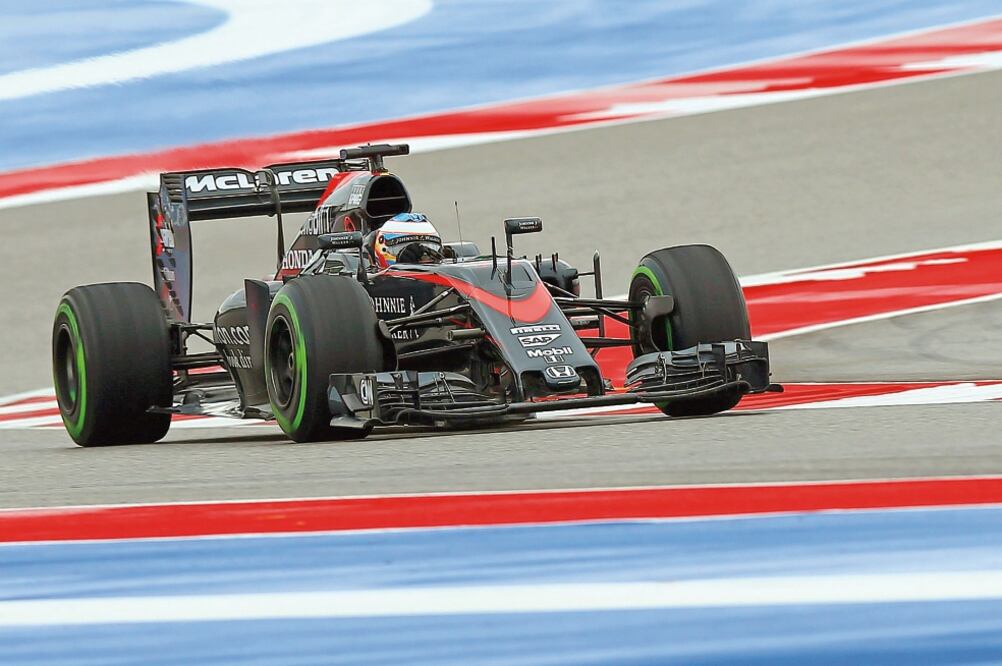 El piloto español de la escudería McLaren desea que al tapatío Sergio Pérez, que corre en Force India, le vaya bien el fin de semana ante su público (ARCHIVO EL UNIVERSAL)