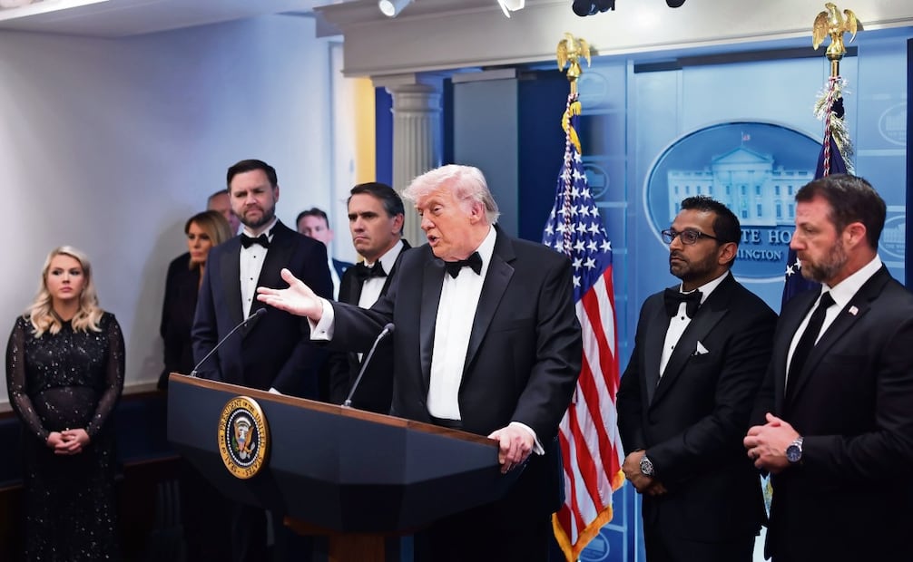 El presidente Donald Trump habla en la sala de prensa James Brady de la Casa Blanca tras una amenaza no especificada durante la cena anual de la Asociación de Corresponsales de la Casa Blanca, en Washington. Foto: Tom Brenner/AP