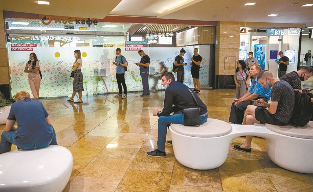 Personas hacen fila para recibir la vacuna Sputnik V contra el coronavirus, en un centro comercial en Moscú. En la ciudad se contabilizaron ayer 121 muertos. Foto: Dimitar Dilkoff. AFP