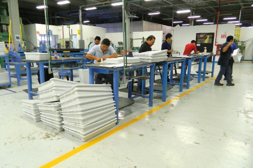 BBVA Bancomer prevé que la economía mexicana mejore a partir del segundo y tercer trimestre de este año, y para 2017 anticipa un crecimiento de 2.6% (ARCHIVO EL UNIVERSAL)