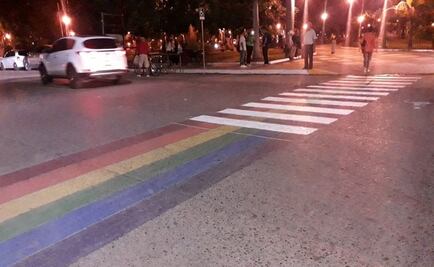 Detienen a jóvenes por pintar bandera del arcoiris en cruce peatonal de Sinaloa