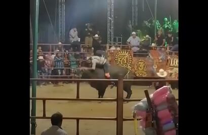 Captan momento en que un jinete muere aplastado por un toro durante jaripeo en Morelos 